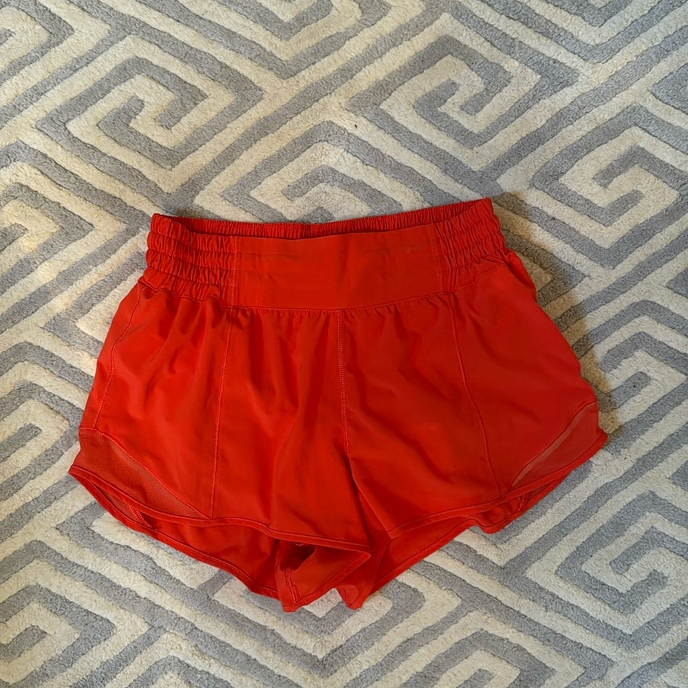 Lululemon hotty hot high rise short 2.5” size 6 in hot heat color